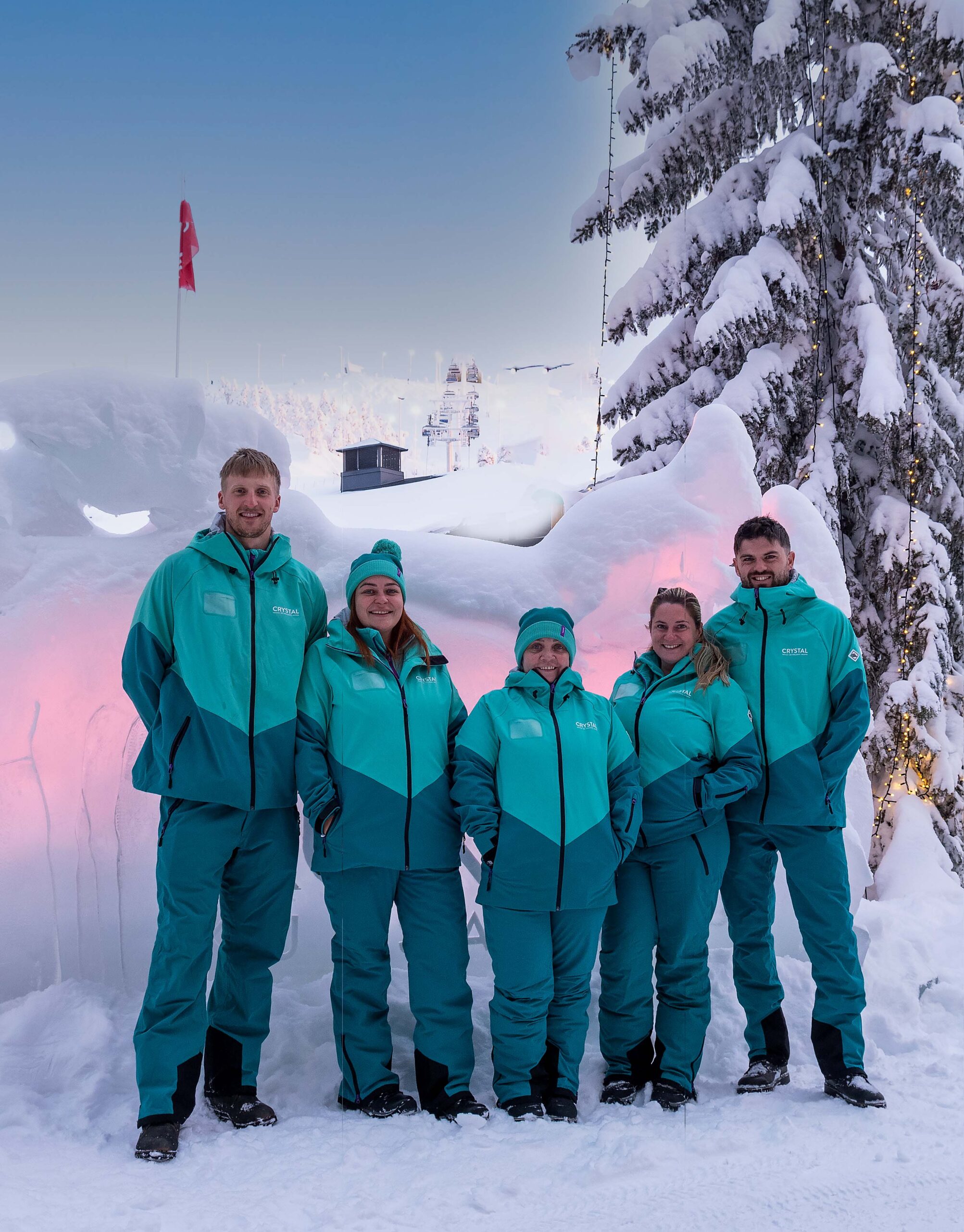 Ski Reiseleiter in Uniform in schneebedeckter, beleuchteter Landschaft