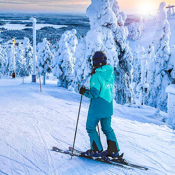 Ski Reiseleiter in Uniform beim Skifahren bei Sonnenuntergang