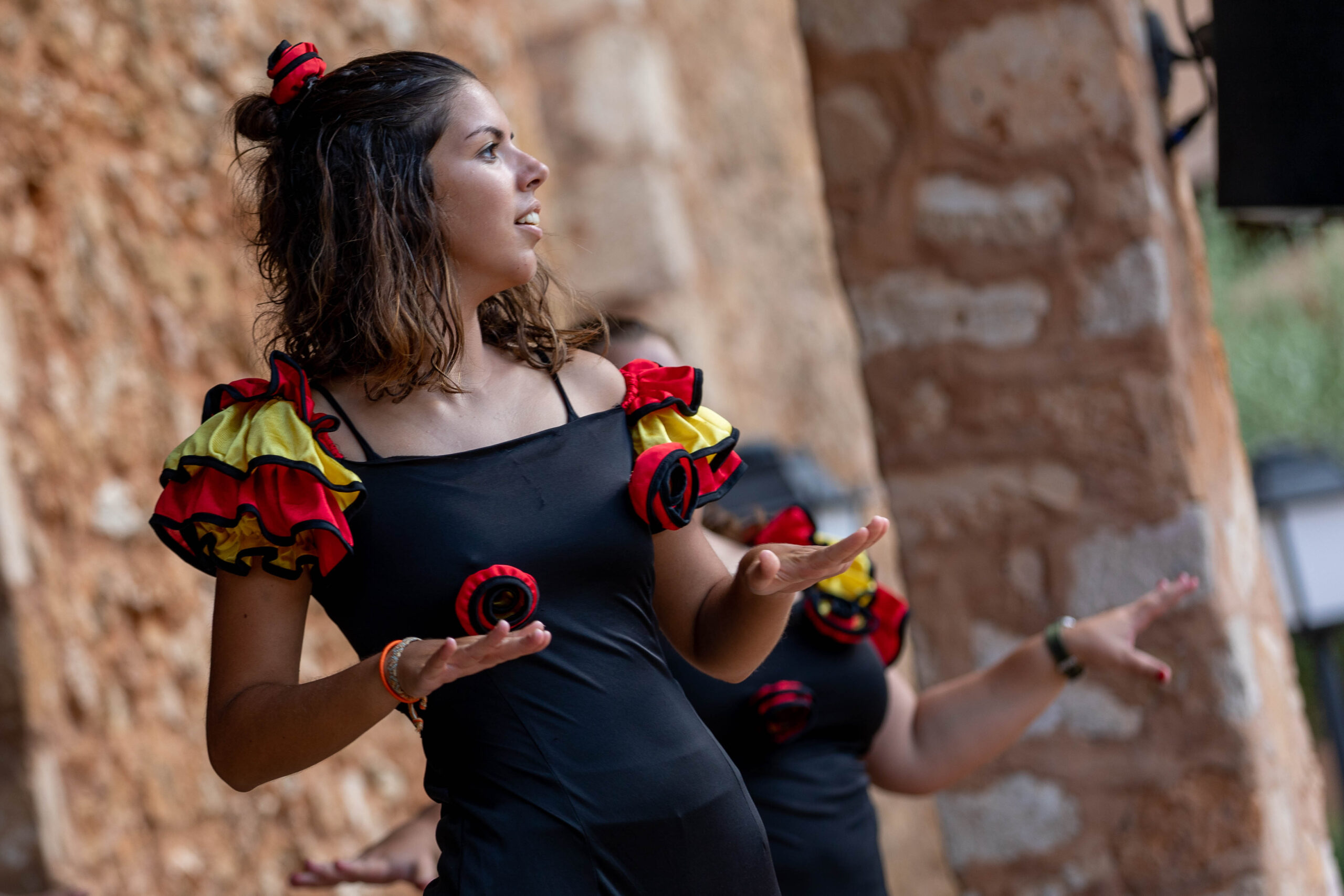 Entertainerin tanzt in Spanischem Kleid
